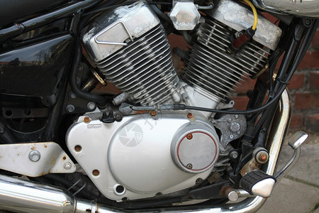 黑色和金属的旧摩托车发动机详情图片