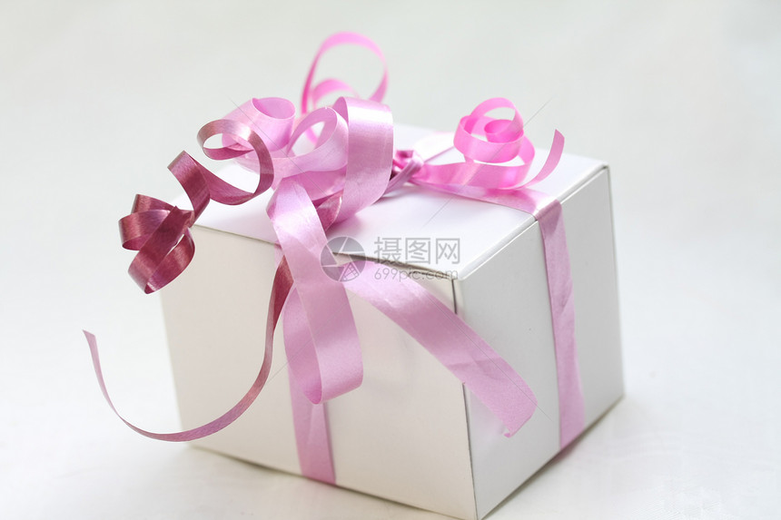 带粉色丝的白礼品盒图片