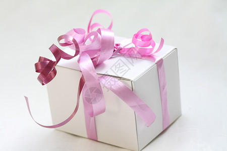 带粉色丝的白礼品盒背景图片