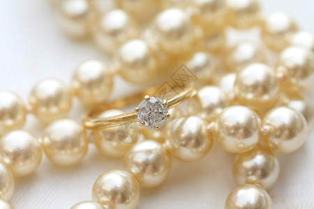 珍珠项链上的独白钻石铸造环图片