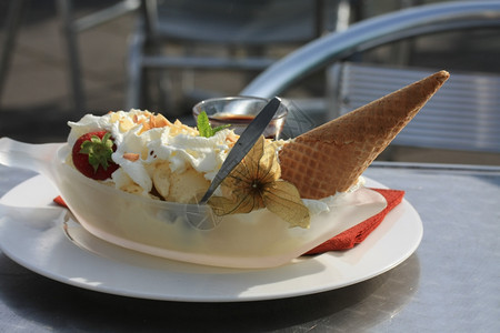 香草冰淇淋和热融化巧克力图片