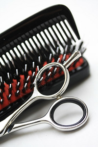 一对理发剪刀梳子和任何理发师的基本设备图片