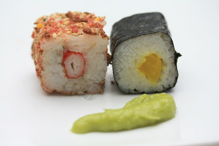芝麻种子寿司盛满生蟹和大米由海草制成图片