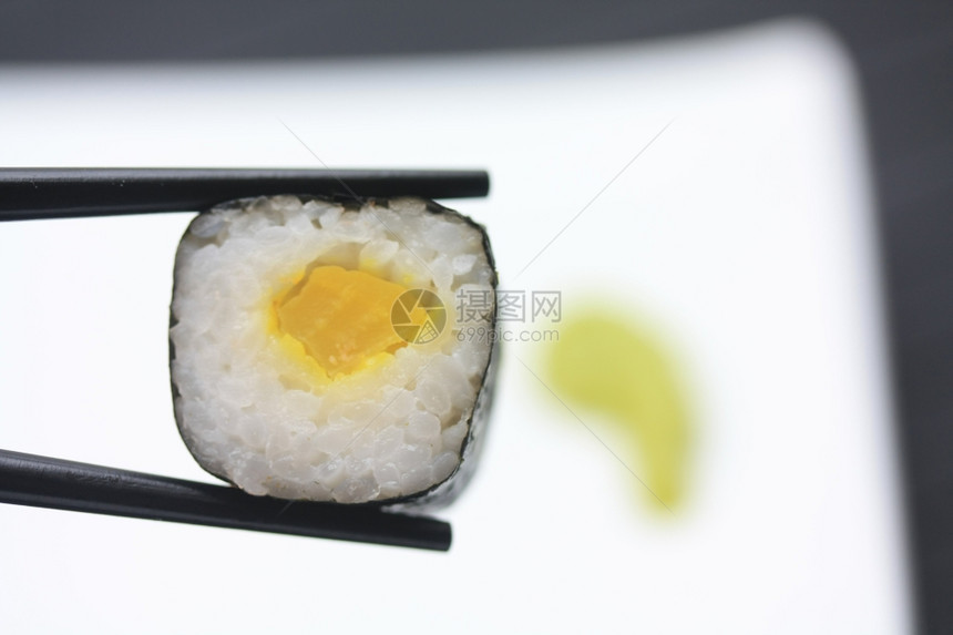大米卷在海草里筷子图片