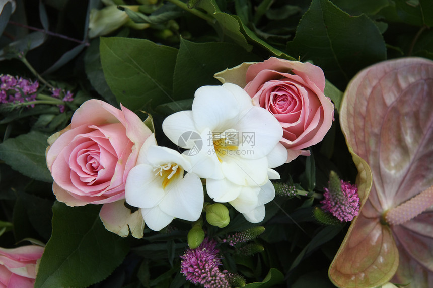 由柔软的粉红玫瑰和白自由派组成的花岗安排图片