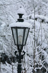 雪中覆盖着古老的灯笼图片