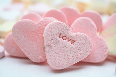 带字糖果素材粉红色的情人节糖果心带着爱的字背景