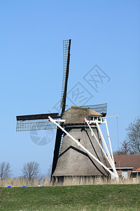 传统荷兰风车装在轮上图片
