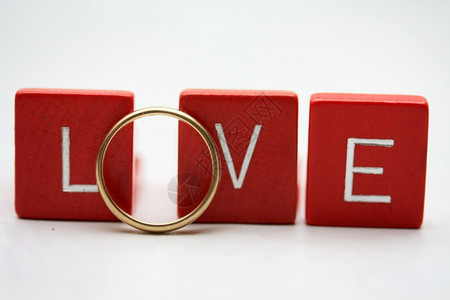 红木字和简单的黄金结婚戒指图片