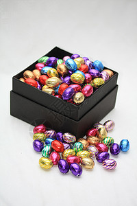 黑盒装满巧克力过蛋图片