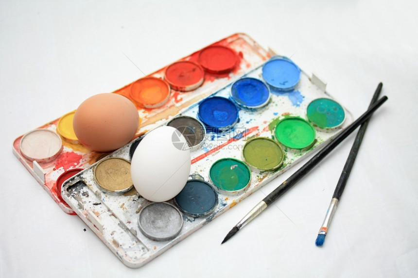 制作传统的东装饰品油漆刷子和新鲜鸡蛋的不同颜色图片
