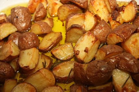 油中土豆背着脆薯片的现用盘子图片