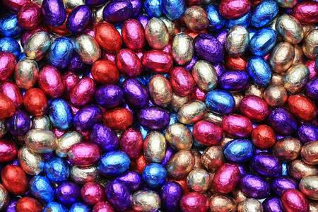 一堆不同彩色包装的巧克力通心蛋图片
