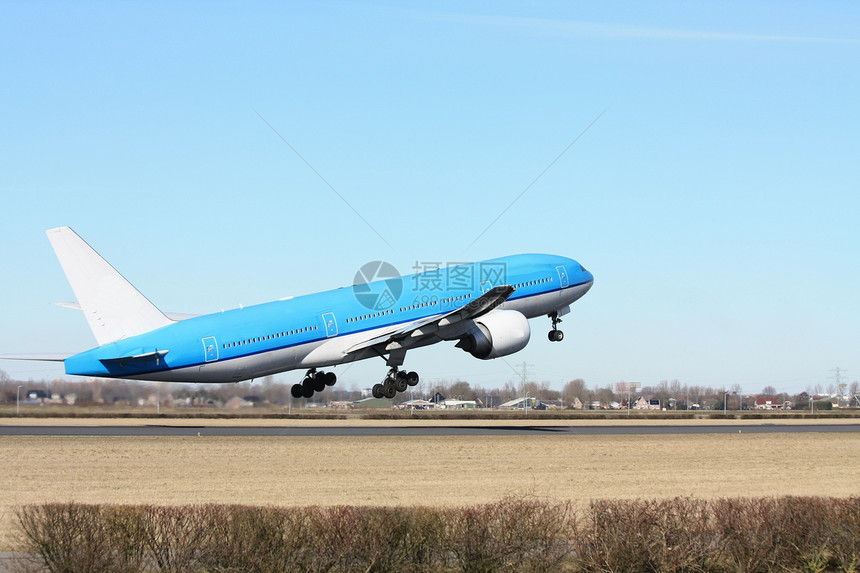 一架起飞的蓝色客机图片