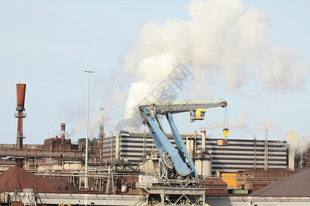 工业区有重型设备和烟囱图片