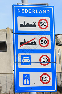在荷兰入口处有一个标志显示不同地区速度限制的图片