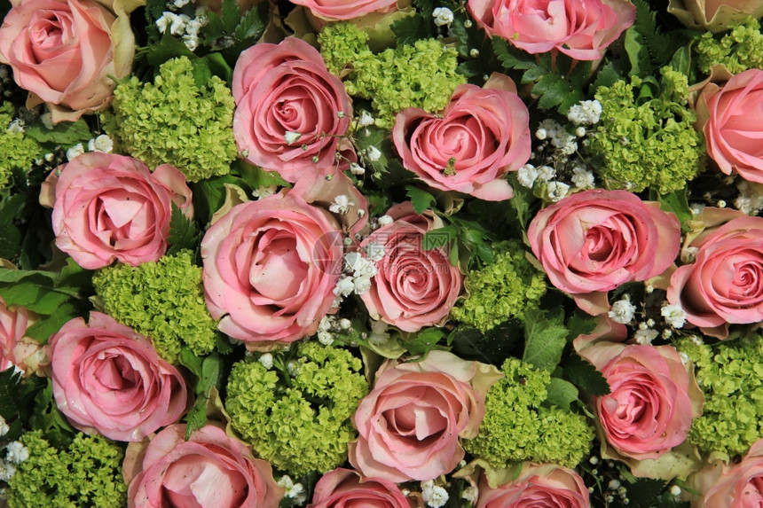 小粉红玫瑰和白色吉卜赛人在婚礼中心图片