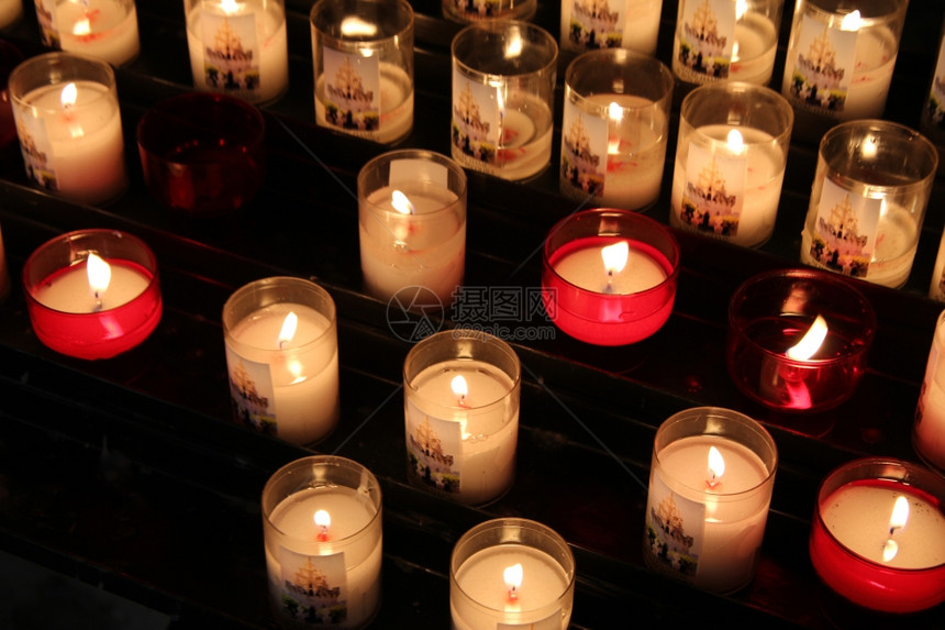 法国教堂各种颜色的祈祷蜡烛图片