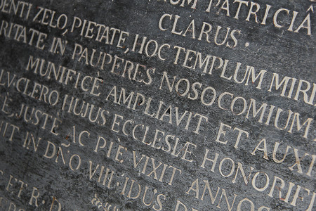 在一个法国教堂里刻着拉丁文碑的大理石高清图片