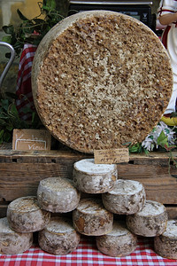 法国普罗旺斯当地市场的法国奶酪图片