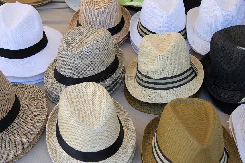 法国普罗旺斯市场各种颜色的巴拿马帽子图片