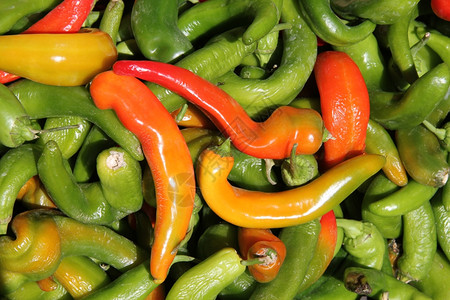 法国普罗旺斯市场新鲜黄红绿胡椒图片
