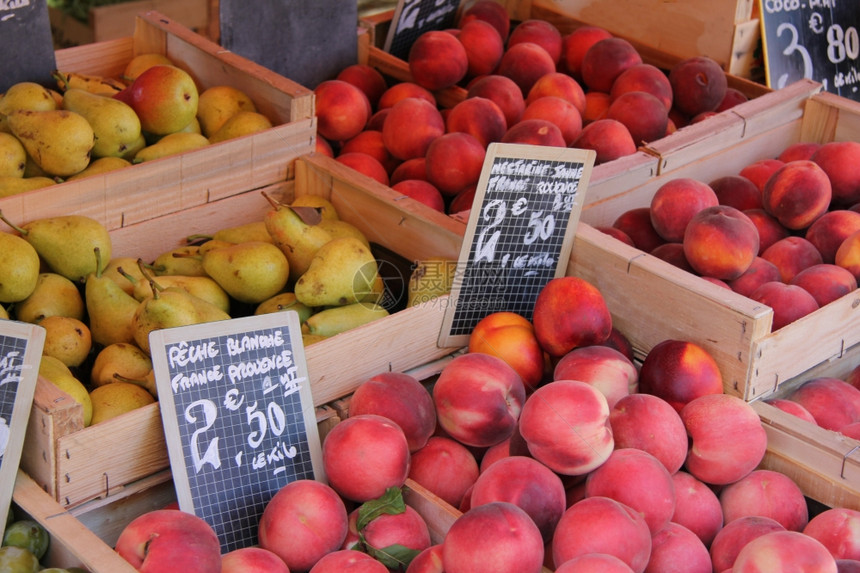 法国市场上的桃子梨和谷类图片