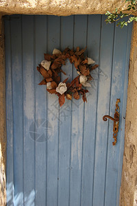 蓝色的木门上装饰花环图片