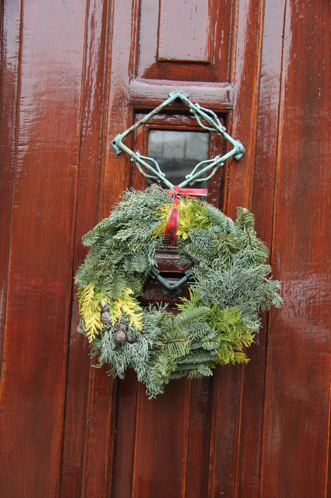 古典木制门上的纯绿色圣诞花环图片