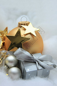 银色圣诞礼物和金装饰品图片