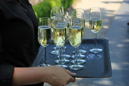 香槟杯子放在托盘上参加婚礼宴会图片