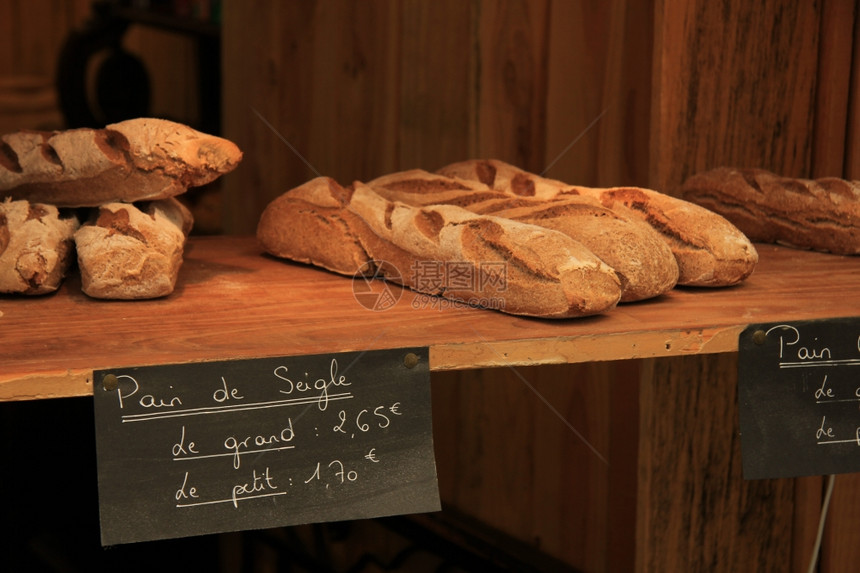 法国面包在普罗旺斯的市场摊位上图片