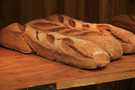法国面包在普罗旺斯的市场摊位上图片