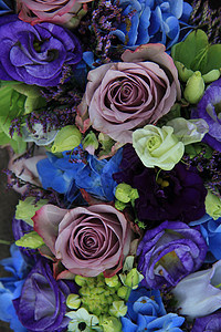 蓝色海豚和紫玫瑰在蓝色的婚礼花束和中心图片