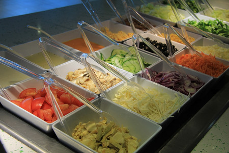 餐厅的彩色沙拉自助餐图片