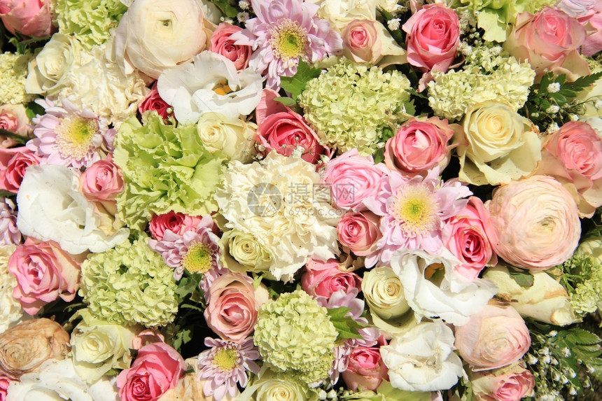 绿色粉红和白混合花朵的新娘安排图片