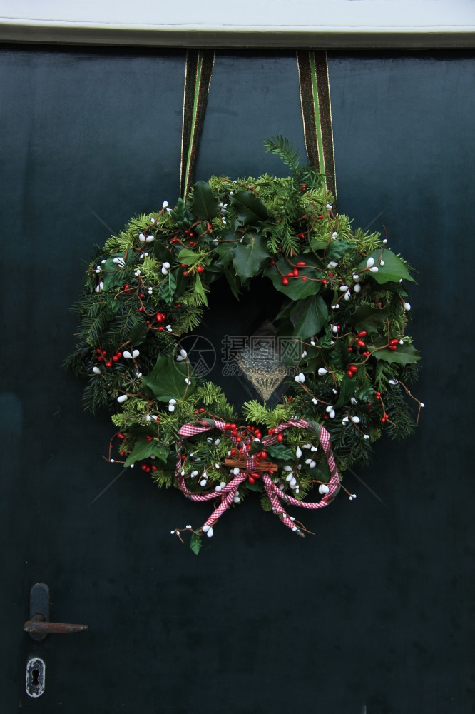 古老的圣诞节花环门上有装饰图片