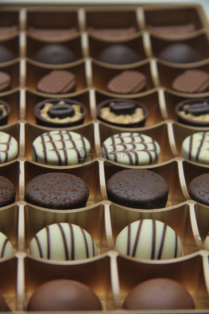 礼盒里有美味的巧克力糖果图片