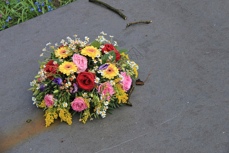 灰色墓碑上的多彩同情花朵图片