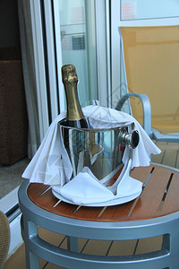 一瓶香槟和杯子在水桶里等着送货高清图片