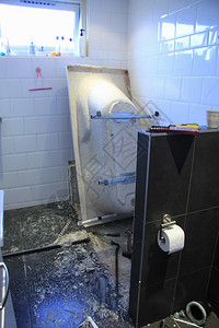 在出现一些重大渗漏问题后实施浴室翻修项目图片