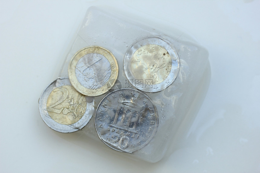 冻结资产希腊欧元和冰中的德拉克梅硬币图片
