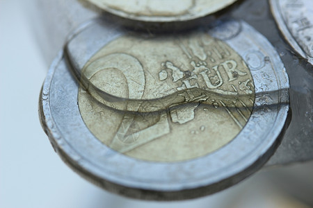 冰冻结资产两欧元硬币图片