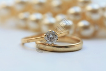 钻石订婚戒指和结后面的珍珠图片