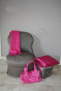 旧椅子装饰用fuchsia装饰图片