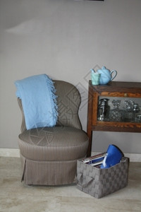 旧椅子装饰着浅蓝色食用衣物图片