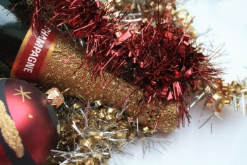 香槟瓶和圣诞节装饰品图片