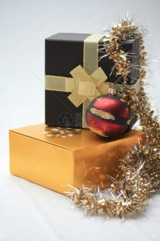 圣诞礼物和以黑金装饰的圣诞节礼和装饰品图片