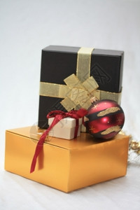 金色和黑的圣诞礼物图片