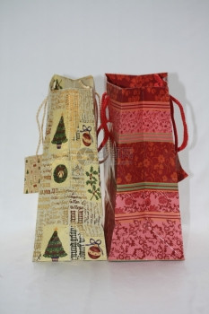 两个装饰的圣诞礼物袋贴有名牌图片